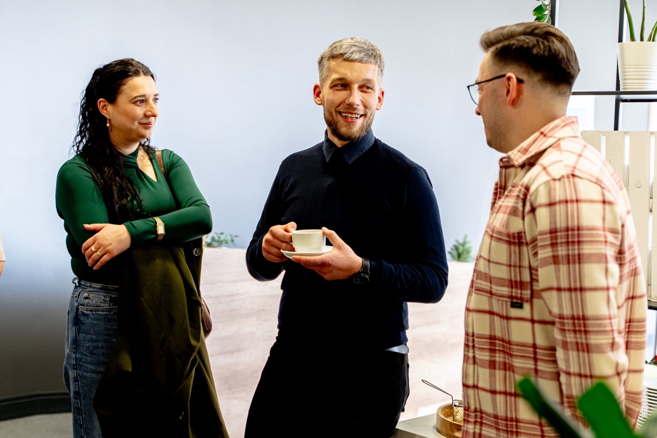 Trójka uczestników Akademii podczas networkingu przy kawie
