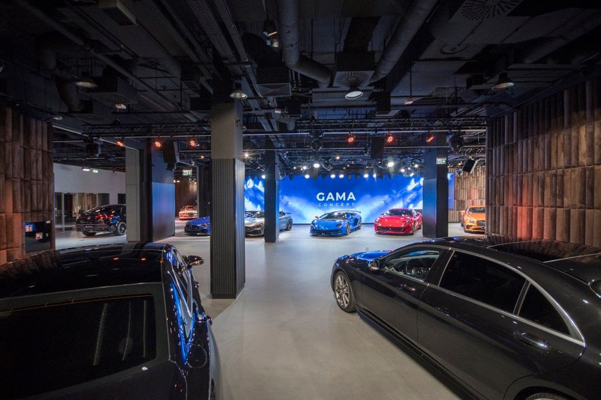 Główna sala eventowa Gama Concept - szeroki kadr industrialnej przestrzeni z autami premium